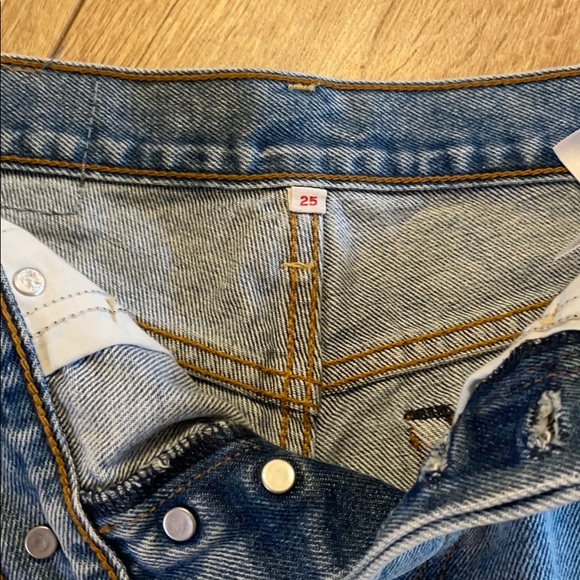 Levi’s High Rise Denim Shorts - Picture 4 of 4